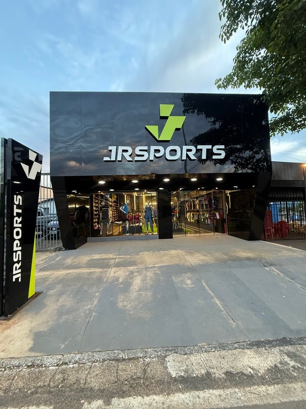 Fachada da loja JR Sports em Taquaralto, com o letreiro iluminado